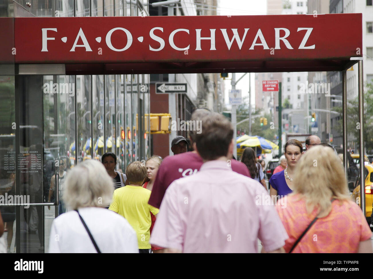 La gente camina por la FAO Schwarz en su último día de trabajo en la Quinta  Avenida de Nueva York, el 15 de julio de 2015. La icónica tienda de  juguetes FAO