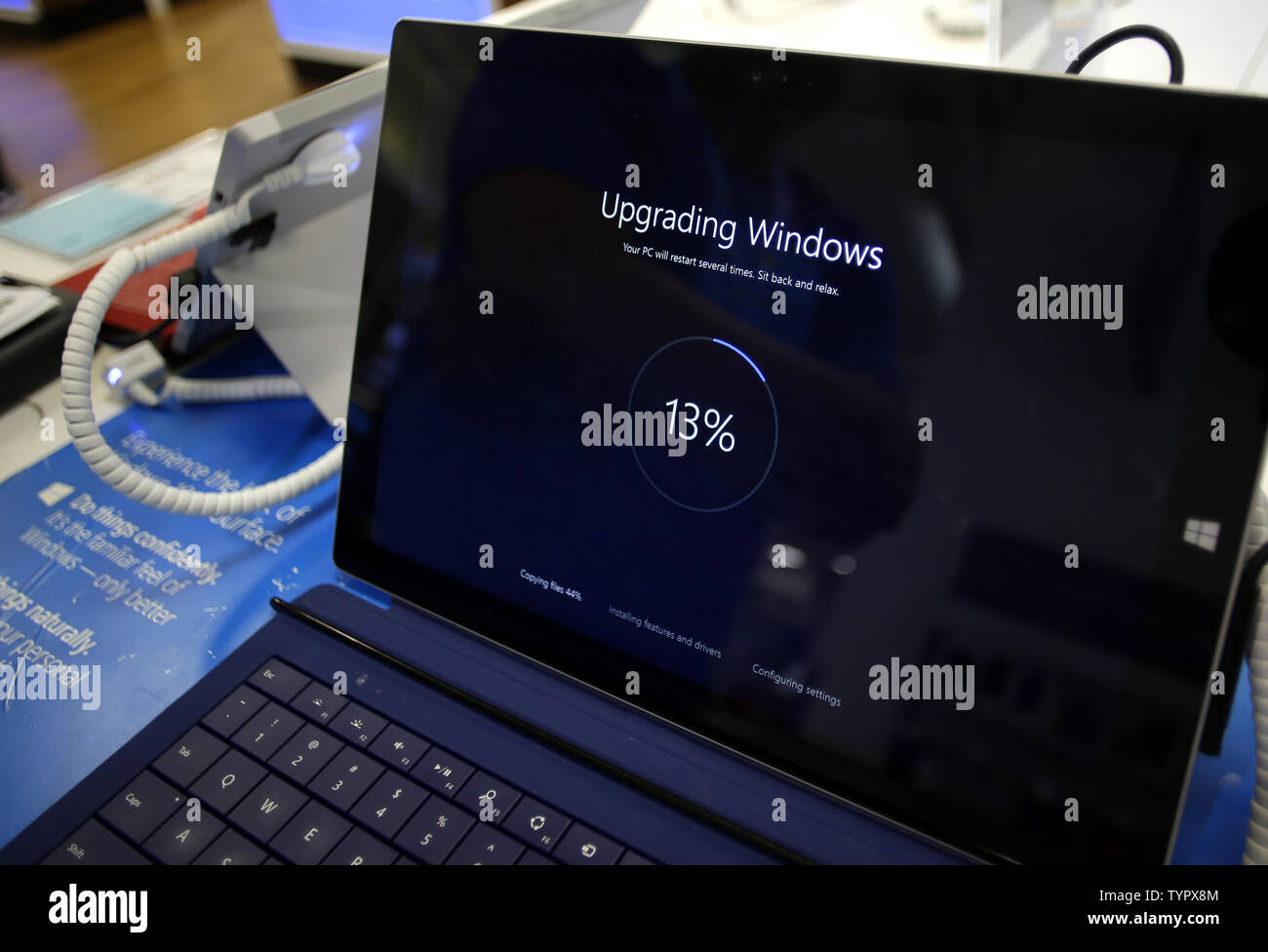 Un ordenador portátil actualizar al nuevo sistema operativo de Microsoft  Windows 10 está en exhibición en una tienda en la Ciudad de Nueva York el  29 de julio de 2015. Windows 10