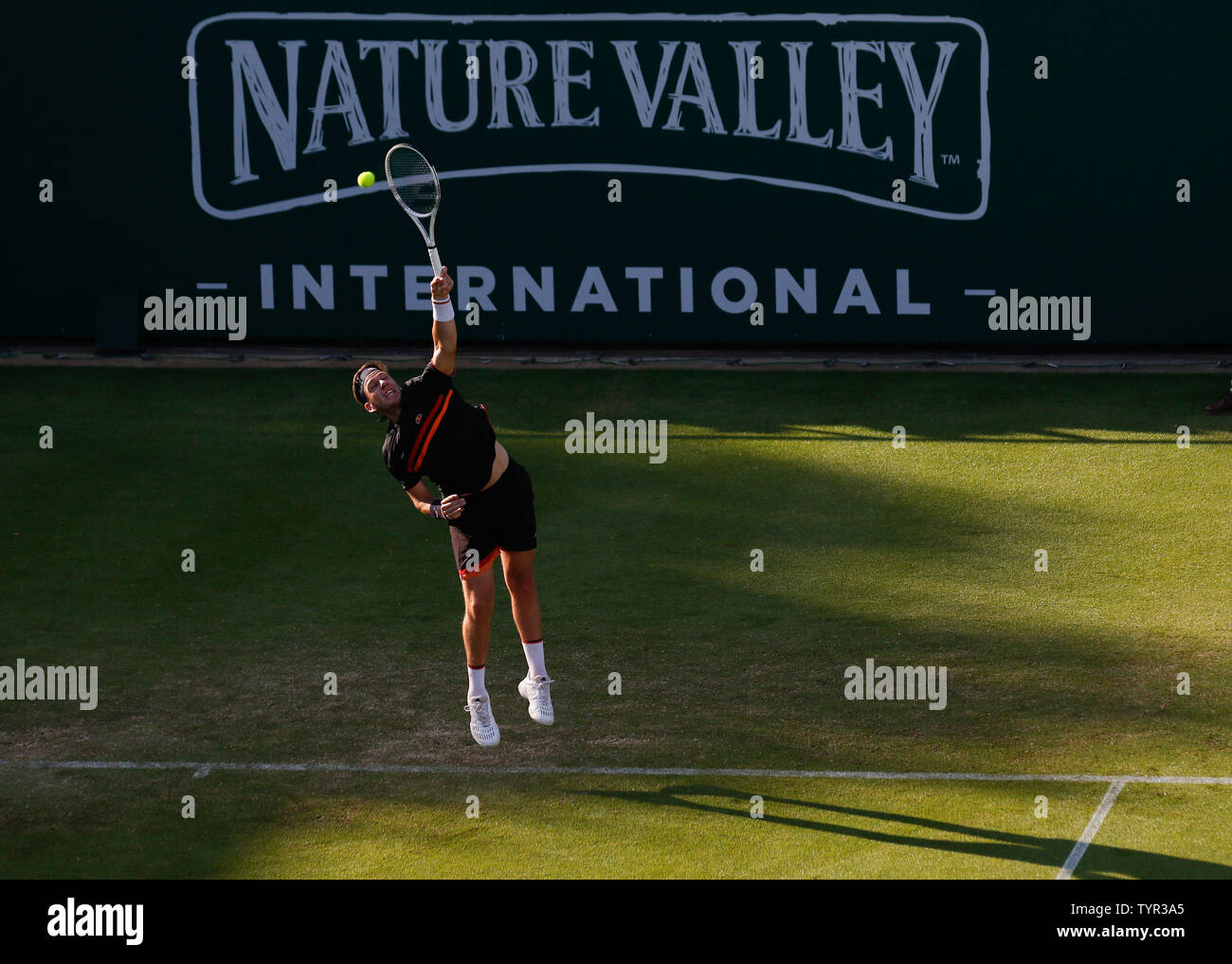Devonshire Park, Eastbourne, Reino Unido. El 26 de junio, 2019. Nature Valley torneo de tenis internacional; Cameron Norrie (GBR) sirve a Kyle Edmund (GBR) Credit: Además de los deportes de acción/Alamy Live News Foto de stock