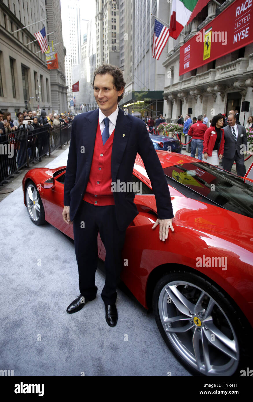 Fiat Chrysler presidente John Elkann stands con un Ferrari fuera de la bolsa  de Nueva York después de la campana de apertura en el primer día de  negociación pública de Ferrari en