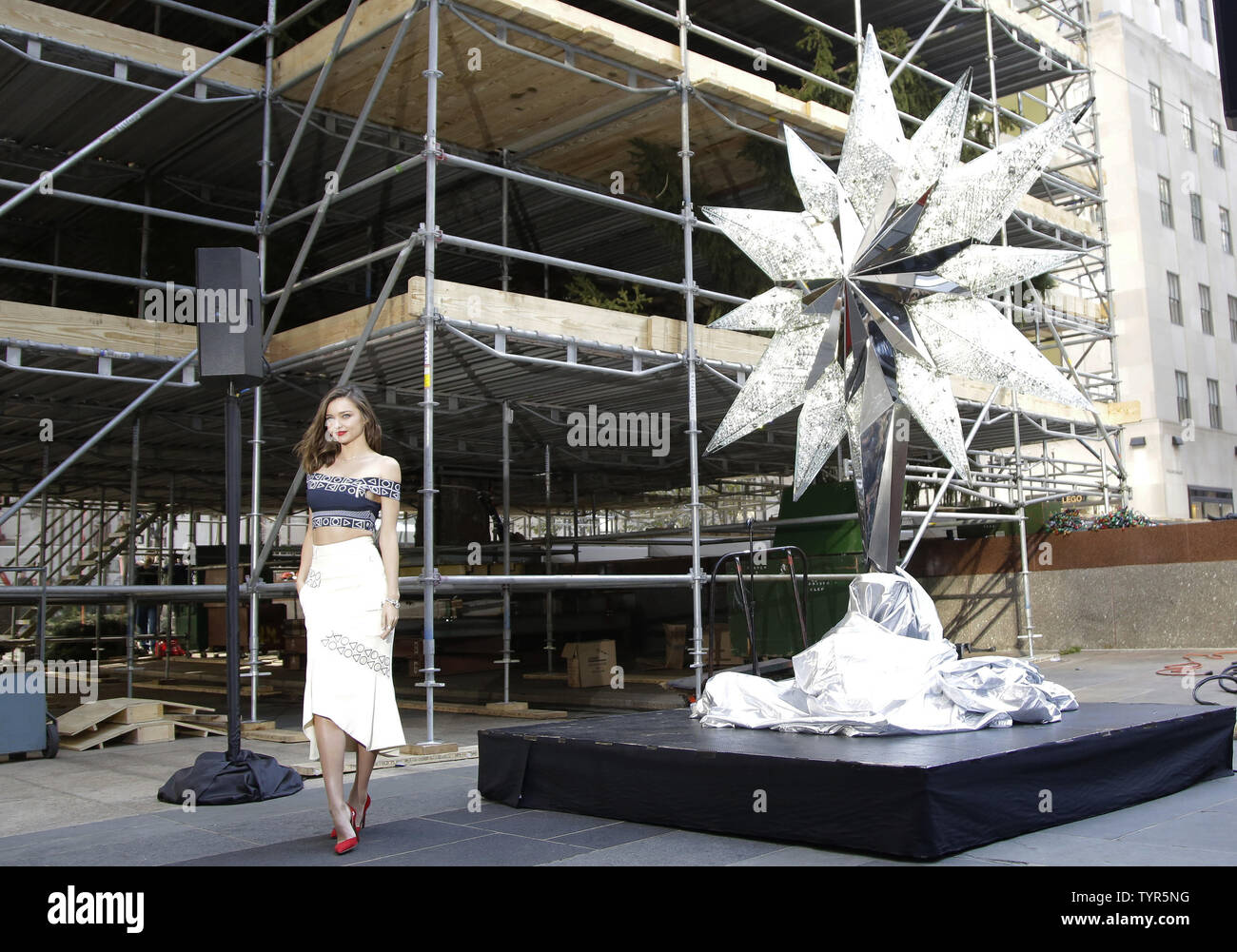 La súper modelo Miranda Kerr stands con Swarovski Star antes se eleva hasta  la parte superior del famoso árbol de Navidad del Rockefeller Center el 16  de noviembre de 2015 en la
