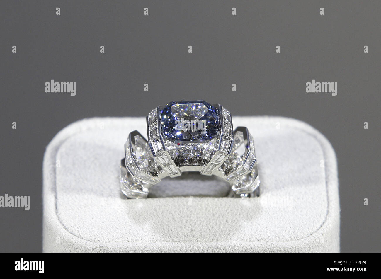 El Sky Blue Diamond, Fancy Vivid Blue Diamond Ring pesa 8,01 quilates, está  en pantalla antes de su venta en Ginebra el 16 de noviembre de 2007 en  Sotheby's en Nueva York