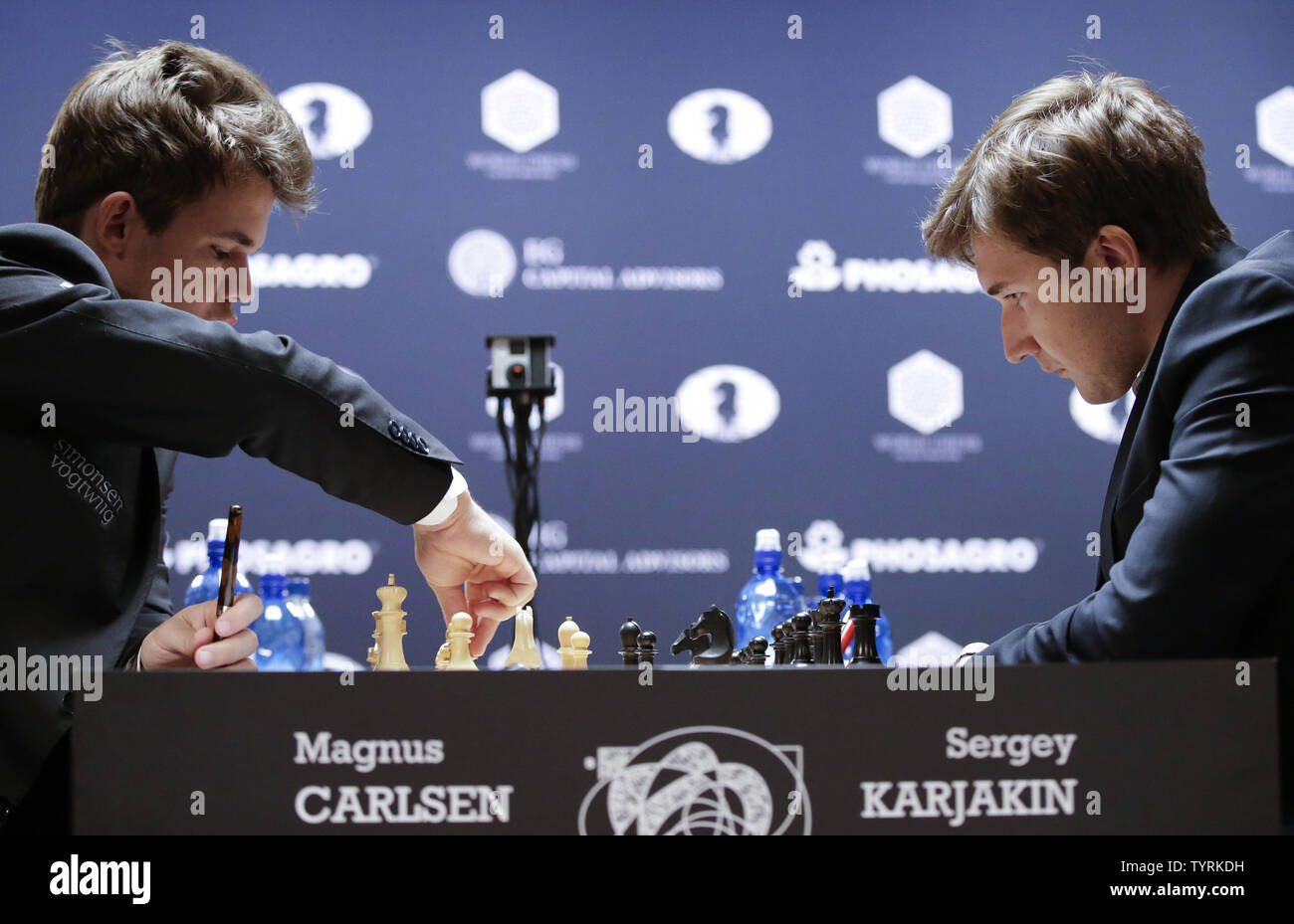 El campeón reinante del campeón del mundo de ajedrez Magnus Carlsen de  Noruega y Sergey Karjakin de Rusia jugar una partida de ajedrez en la ronda  5 del campeonato mundial de ajedrez
