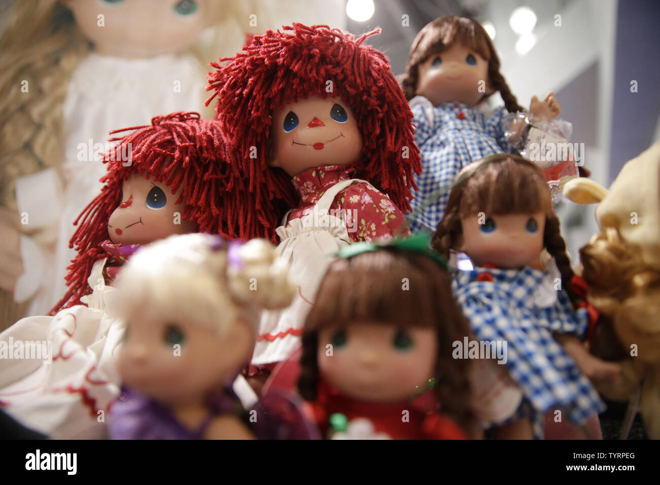 Preciosos momentos muñecas están en exhibición en 114American International  Toy Fair en el Centro de Convenciones Jacob K. Javits en Nueva York el 19  de febrero de 2017. Este es el más