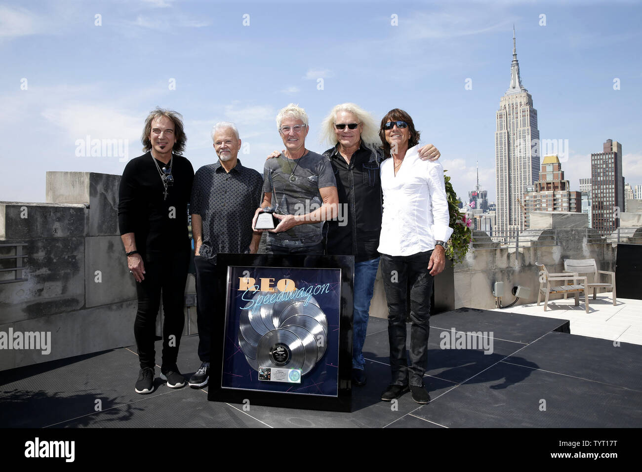Dave Amato, Neal Doughty, Kevin Cronin, Bruce Hall y Bryan Hitt de REO  Speedwagon pararse en el tejado de Sony Music cuando el álbum de 1980 'Hi  Infidelidad\