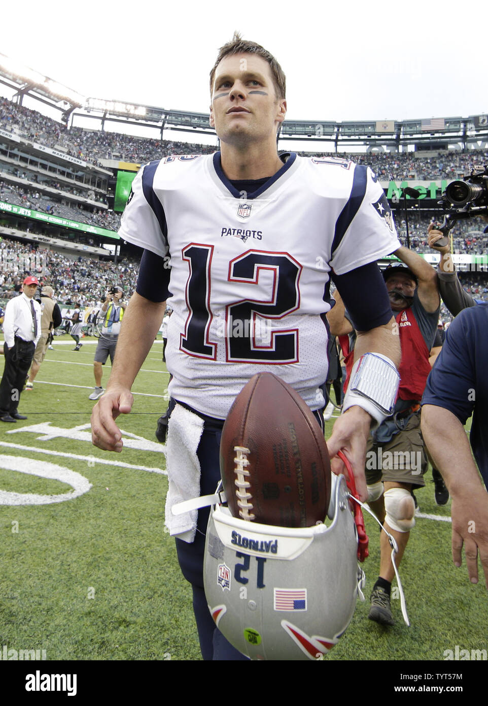 Los New England Patriots, Tom Brady, camina fuera del campo llevando su  casco y el juego de pelota después del juego contra los New York Jets la  defensa en la semana 6