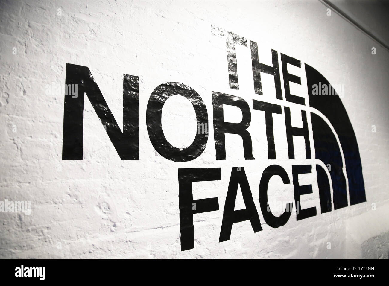 El logotipo de la marca North Face está pintado en la pared cuando la North  Face + U.S. Freeski Team Competencia uniformes se estrenó el 30 de octubre  de 2017 en la