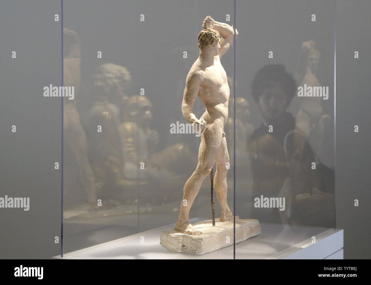Esculturas y otras obras de arte se exhiben en una rueda de prensa previa  de la exposición de escultura "como la vida: escultura, el color y el cuerpo  (1300-Actualidad)' en Breuer se
