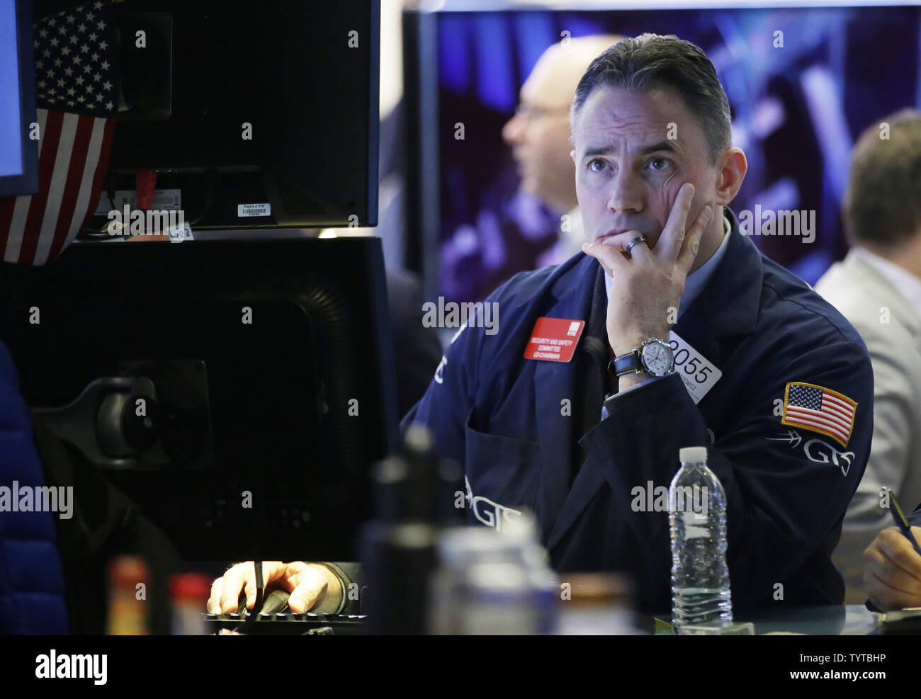 Los comerciantes trabajan en el piso del NYSE en el cierre de la campana de la Bolsa de Nueva York en Wall Street, en la Ciudad de Nueva York el 22 de marzo de 2018. Hoy la administración Trump desvelado tarifas diseñadas para castigar a China por el robo de la propiedad intelectual, la imposición de unos $60 mil millones en gastos de represalia trayendo el DOW abajo más de 700 puntos. Foto por John Angelillo/UPI Foto de stock