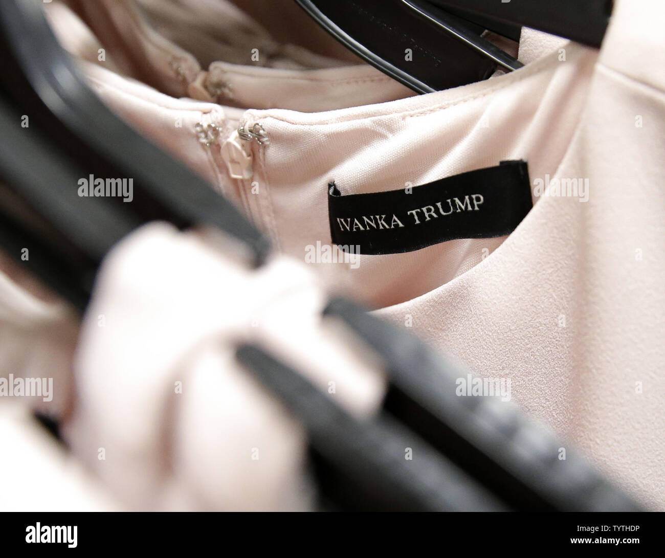 Los vestidos de la línea de ropa Ivanka Trump están en un estante para la  venta en la Ciudad de Nueva York el 24 de julio de 2018. La hija del  presidente