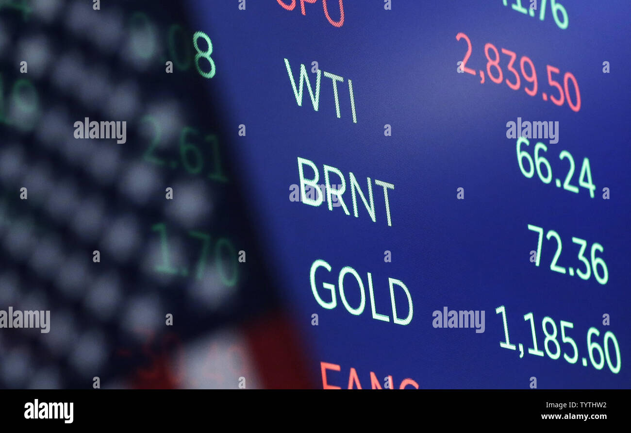 Los símbolos y los precios de petróleo crudo Brent y WTI Crudo están en  cartelera en el piso del NYSE en la campana de apertura en la Bolsa de  Valores de Nueva