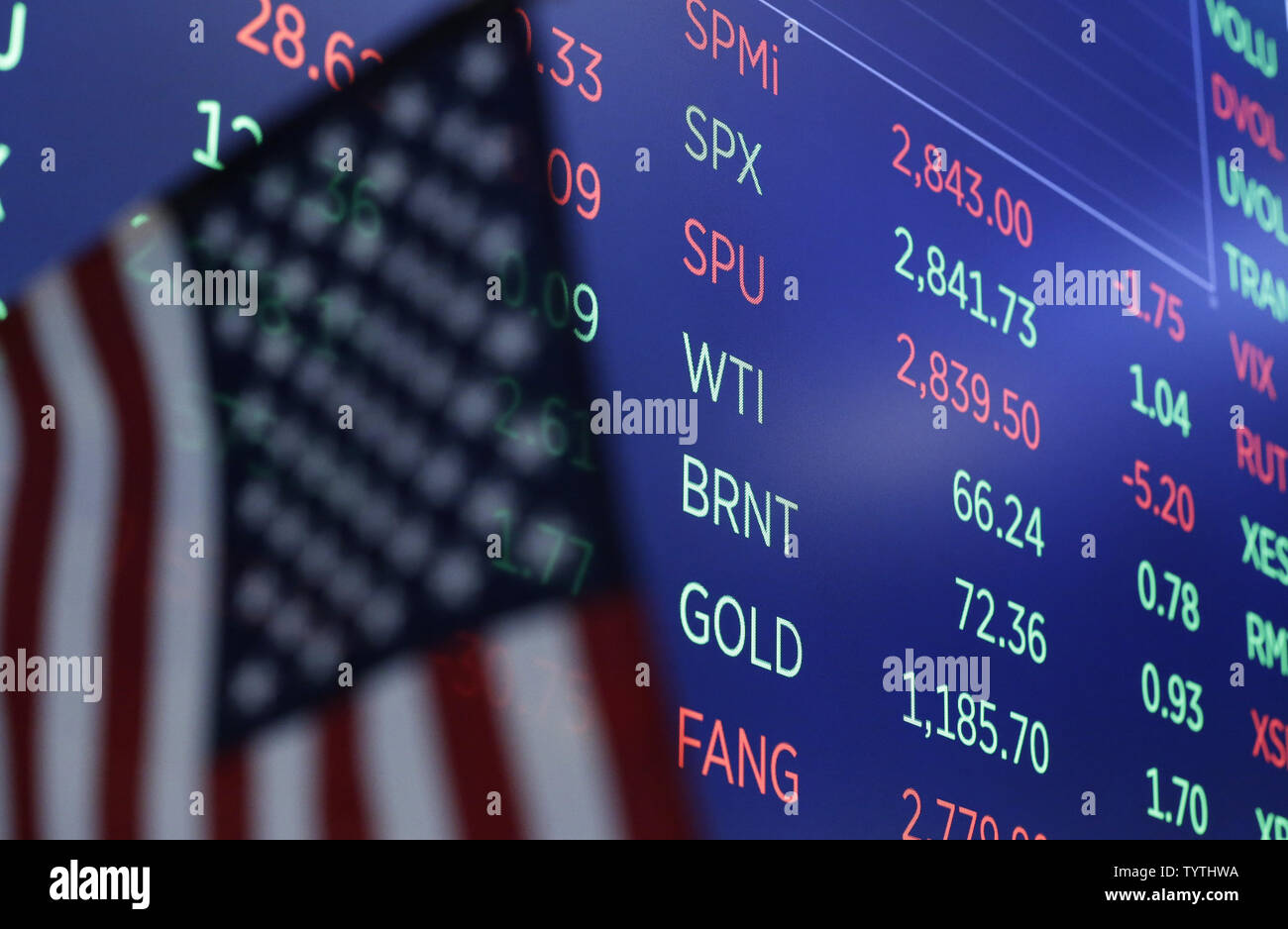 Los símbolos y los precios de petróleo crudo Brent y WTI Crudo están en  cartelera en el piso del NYSE en la campana de apertura en la Bolsa de  Valores de Nueva