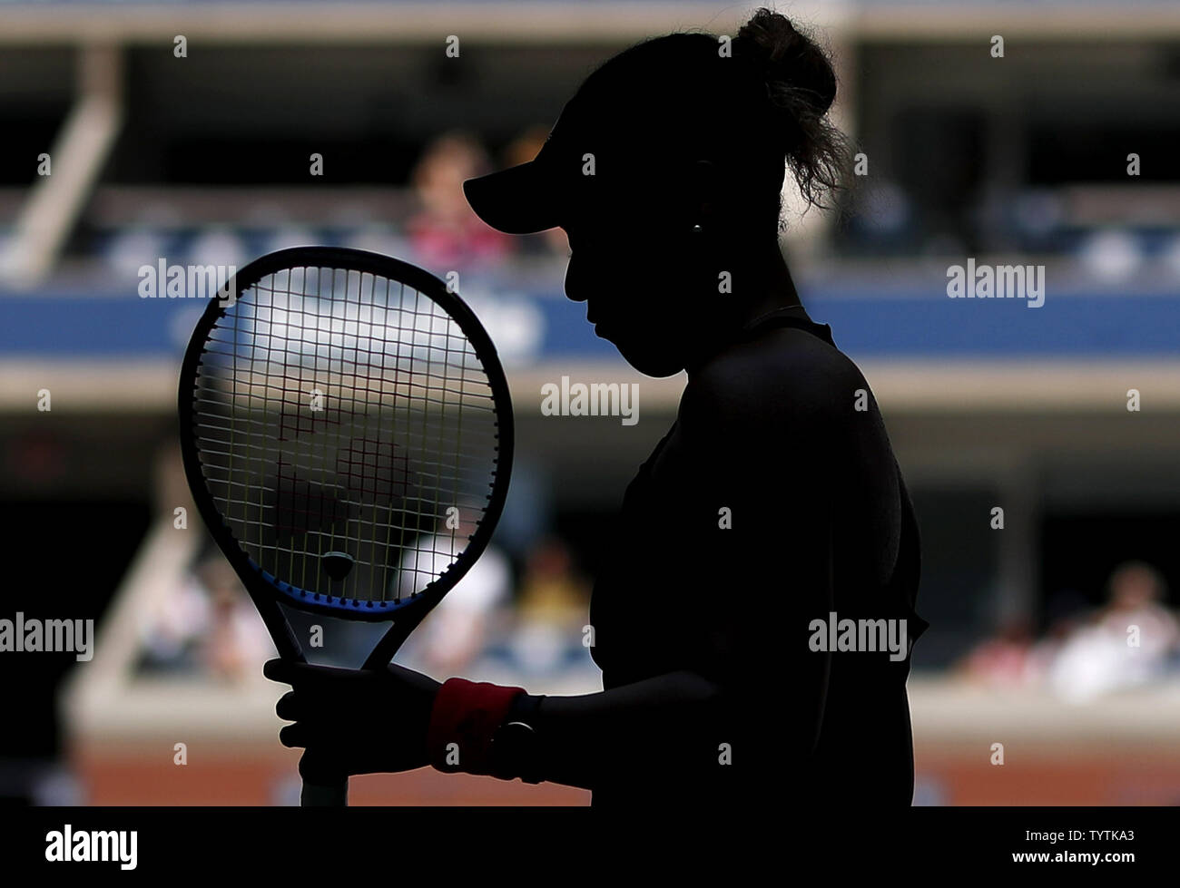 Naomi Osaka mira su raqueta entre puntos en su recta quarterfinal victoria  sobre Lesia Tsurenko de Ucrania en el Arthur Ashe Stadium en el 2018 el US  Open de tenis Campeonato en