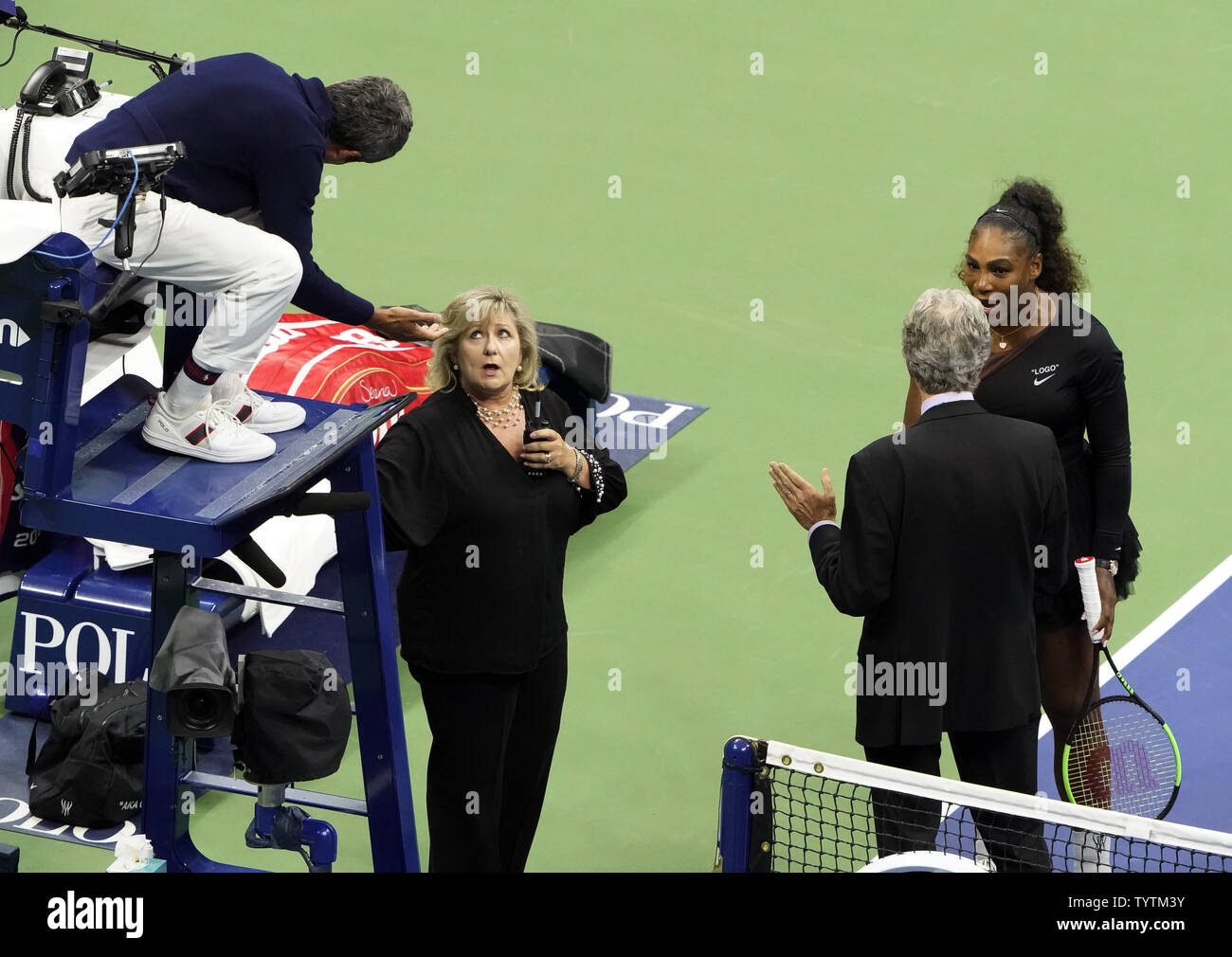 Donna Kelso (izquierda), WTA Supervior y Brian Earley, torneo jefe árbitro.  hablar con Serena Williams de los Estados Unidos (derecha) después de  árbitro presidente Carlos Ramos dio un juego a Noemí Osaka