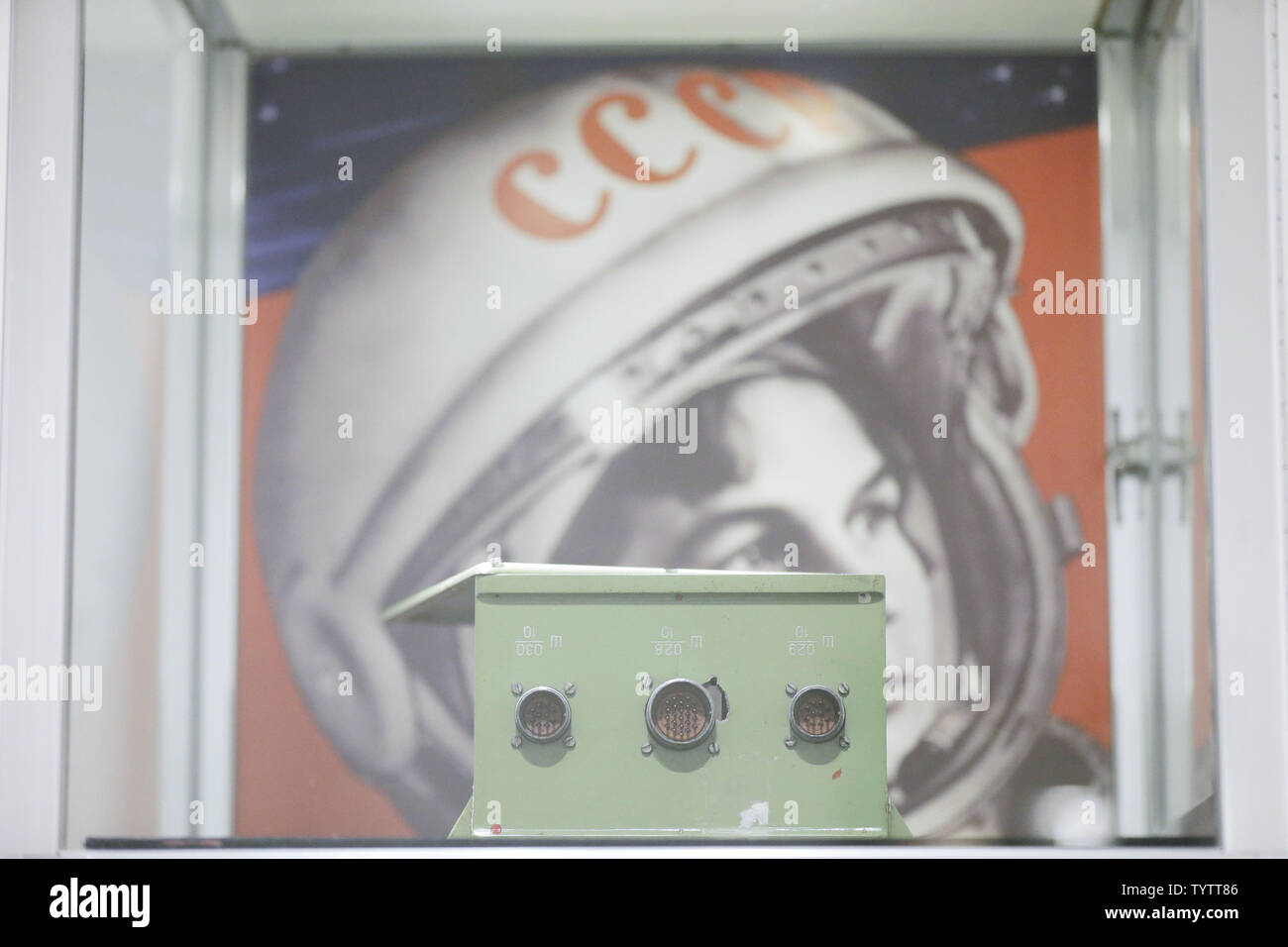 La grabadora de voz de Valentina Tereshkova cosmonauta soviético que se convirtió en la primera mujer en volar al espacio de la misión Vostok 6 está en exhibición en Sotheby's en Nueva York el 26 de noviembre de 2018. Los medios de comunicación previa para Sotheby's Geek semana inaugural es una presentación de ventas y eventos durante el cual se ofrecerán más de 400 lotes a través de subastas dedicadas a la exploración espacial y la historia de la ciencia. Foto por John Angelillo/UPI Foto de stock