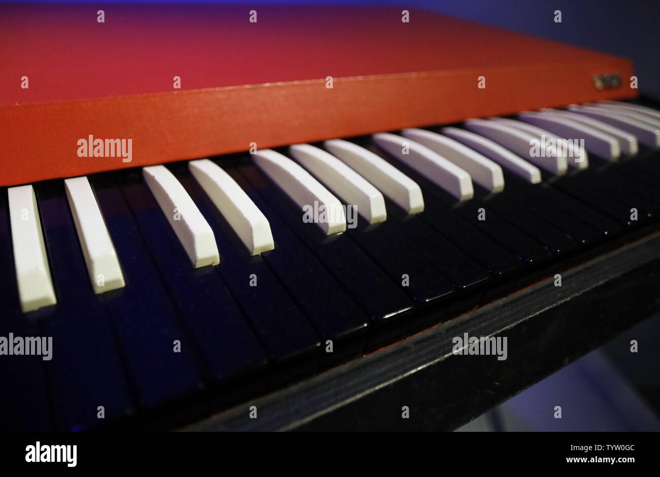 Un Vox Continental es órgano eléctrico en la pantalla, en una rueda de  prensa previa para que suene: Instrumentos de Rock & Roll en el  Metropolitan Museum of Art, el 1 de