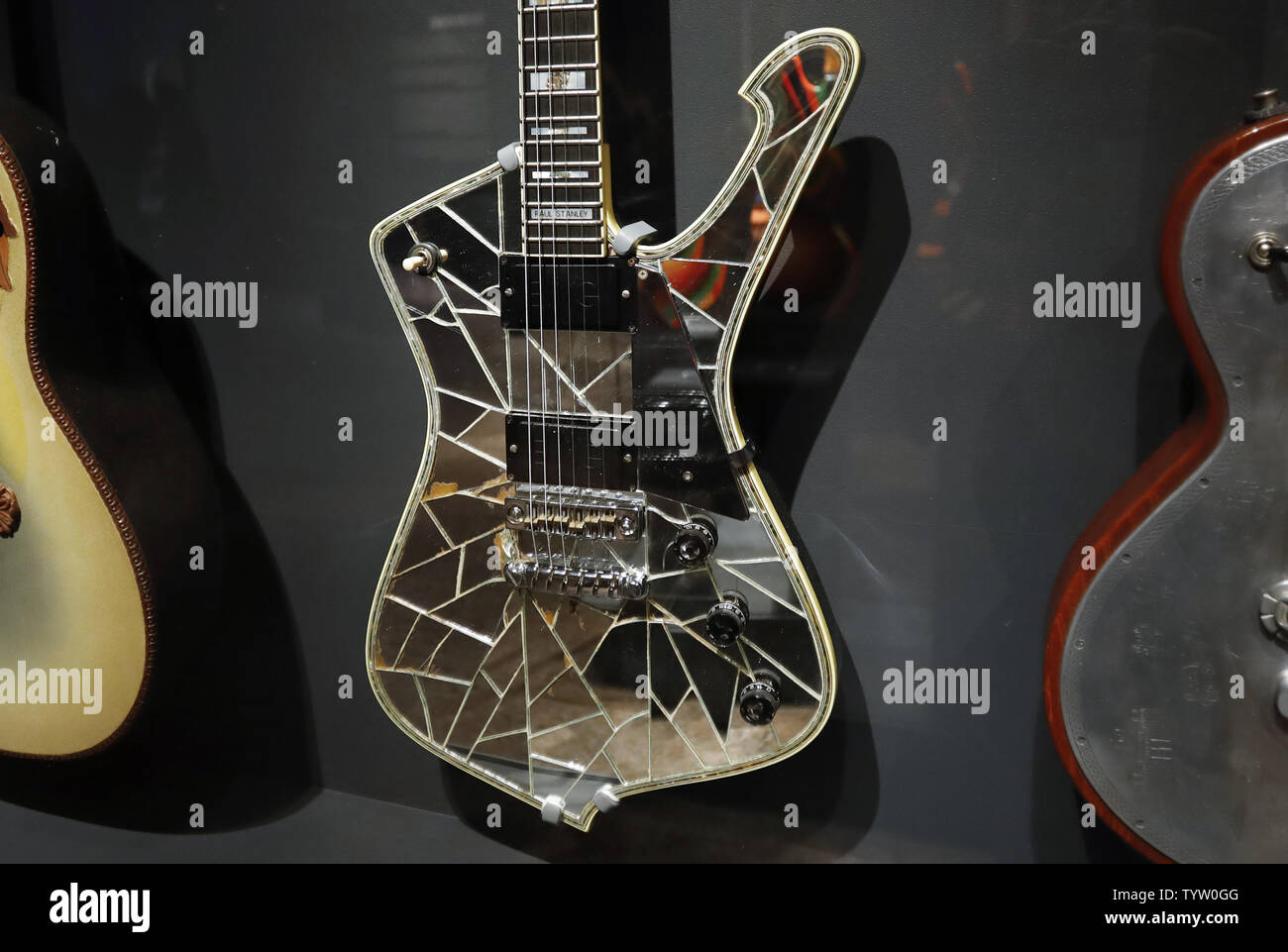 El espejo resquebrajado Ibanez guitarra de Paul Stanley de Kiss está en  exhibición en una rueda de prensa previa para que suene: Instrumentos de  Rock & Roll en el Metropolitan Museum of