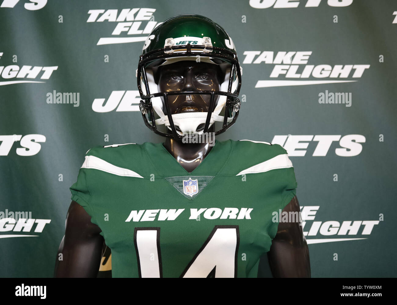 New York Jets nuevos uniformes de fútbol americano de la NFL son en la  pantalla cuando el New York Jets acoger un evento de lanzamiento de uniforme  en el Gotham Hall de