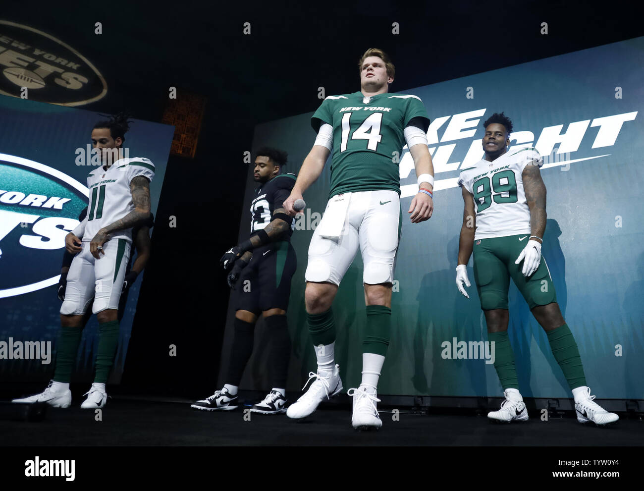 New York Jets quarterback Sam Darnold (14) modelos los nuevos surtidores  uniformes de fútbol americano de la NFL con sus compañeros de equipo cuando  el New York Jets acoger un evento de