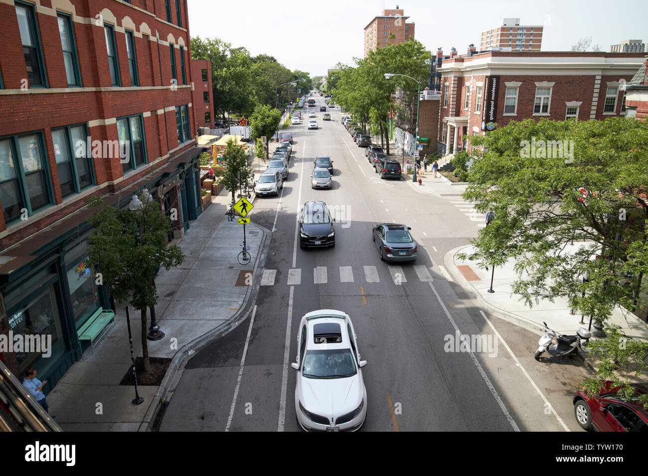 Vista de la calle abajo mirando hacia abajo desde la línea azul a la estación de tren de L Damen Chicago IL USA Foto de stock