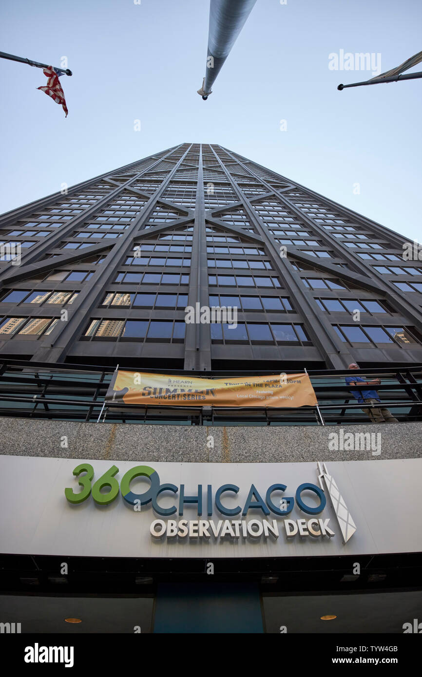 Mirando hacia arriba desde el nivel del suelo entrada a 360 el edificio John Hancock de Chicago Chicago IL USA Foto de stock