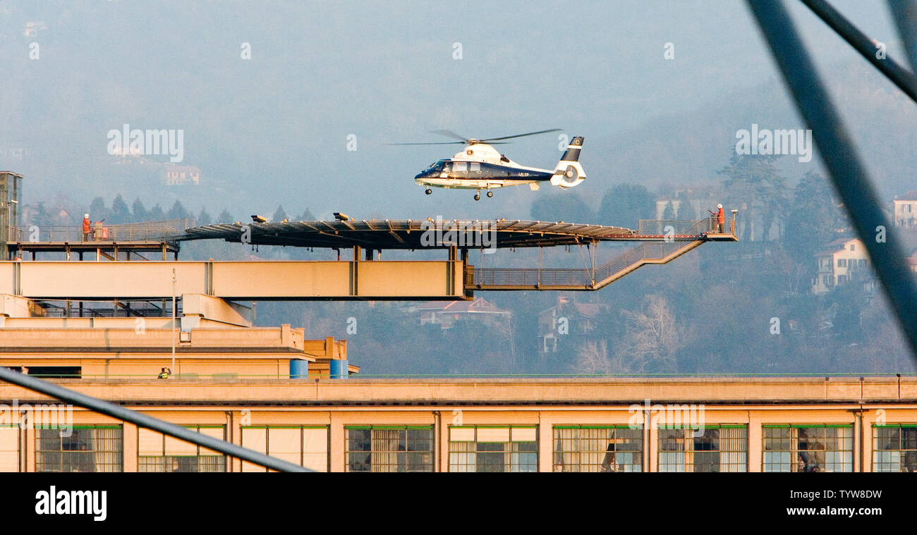 Un helicóptero con juegos VIP's fly pasado el puente que conecta a los atletas olímpicos Village, con los principales centros multimedia para aterrizar en el tejado del edificio cerca de Lingotto en Turín, Italia, el país anfitrión de los Juegos Olímpicos de Invierno de 2006, 9 de febrero de 2006. (UPI foto/Heinz Ruckemann) Foto de stock