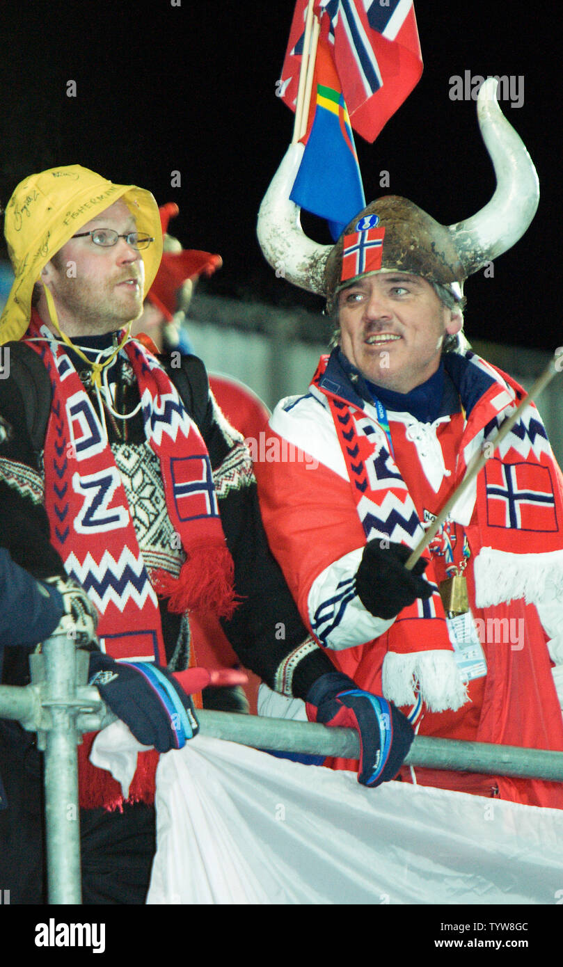 Fans de Noruega tienen motivos para celebrar como su equipo gana oro y bronce en la competición de salto de esquí individuales de NH en Pragelato en los 2006 Juegos Olímpicos de Invierno de Turín, 12 de febrero de 2006. (UPI foto/Heinz Ruckemann) Foto de stock