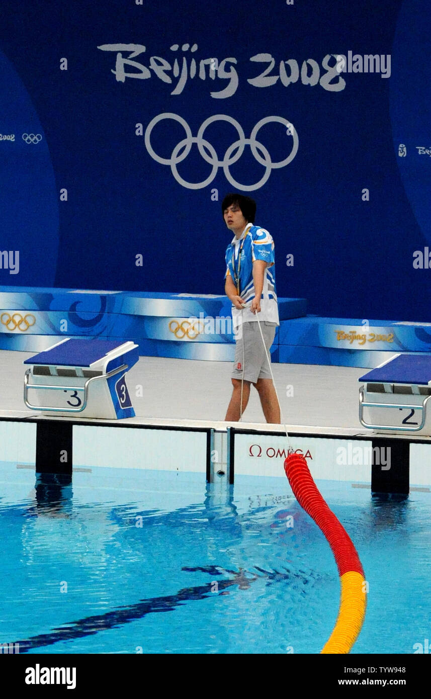 Un trabajador se desplaza un separador de carril en posición en el National Aquatics Centre en el Verde Olímpico en Beijing el 3 de agosto de 2008. Los Juegos Olímpicos de Verano, que comenzarán el 8 de agosto de 2008. (UPI foto/Pat Benic) Foto de stock