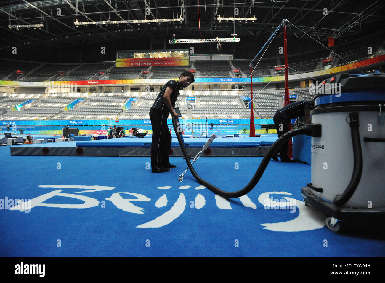 Un trabajador limpia el área alfombrada en el área de gimnasia en el National Indoor Stadium en el Verde Olímpico en Beijing el 3 de agosto de 2008. Los Juegos Olímpicos de Verano, que comenzarán el 8 de agosto de 2008. (UPI foto/Pat Benic) Foto de stock