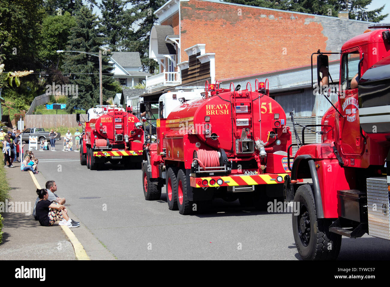 Nuevo equipo de bomberos desfiles abajo de la calle principal en la ciudad de Brownsville, Oregon. Foto de stock