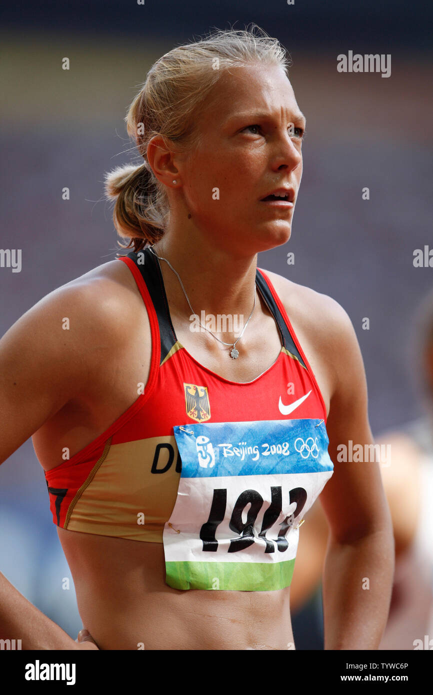 Jennifer Oeser de Alemania mira al marcador para ver el momento en los 100 metros con vallas del Heptathlon femenino en los Juegos Olímpicos de Beijing en 2008, el 15 de agosto de 2008. (UPI foto/Terry Schmitt) Foto de stock
