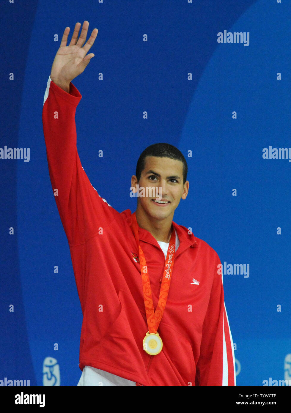 Oussama Mellouli olas de Túnez después de recibir su medalla de oro para el hombre de 1500m de freestyle en el Centro Acuático Nacional (cubo de agua) durante los Juegos Olímpicos de Verano de 2008 en Beijing, China, el 17 de agosto de 2008. (UPI foto/Pat Benic) Foto de stock