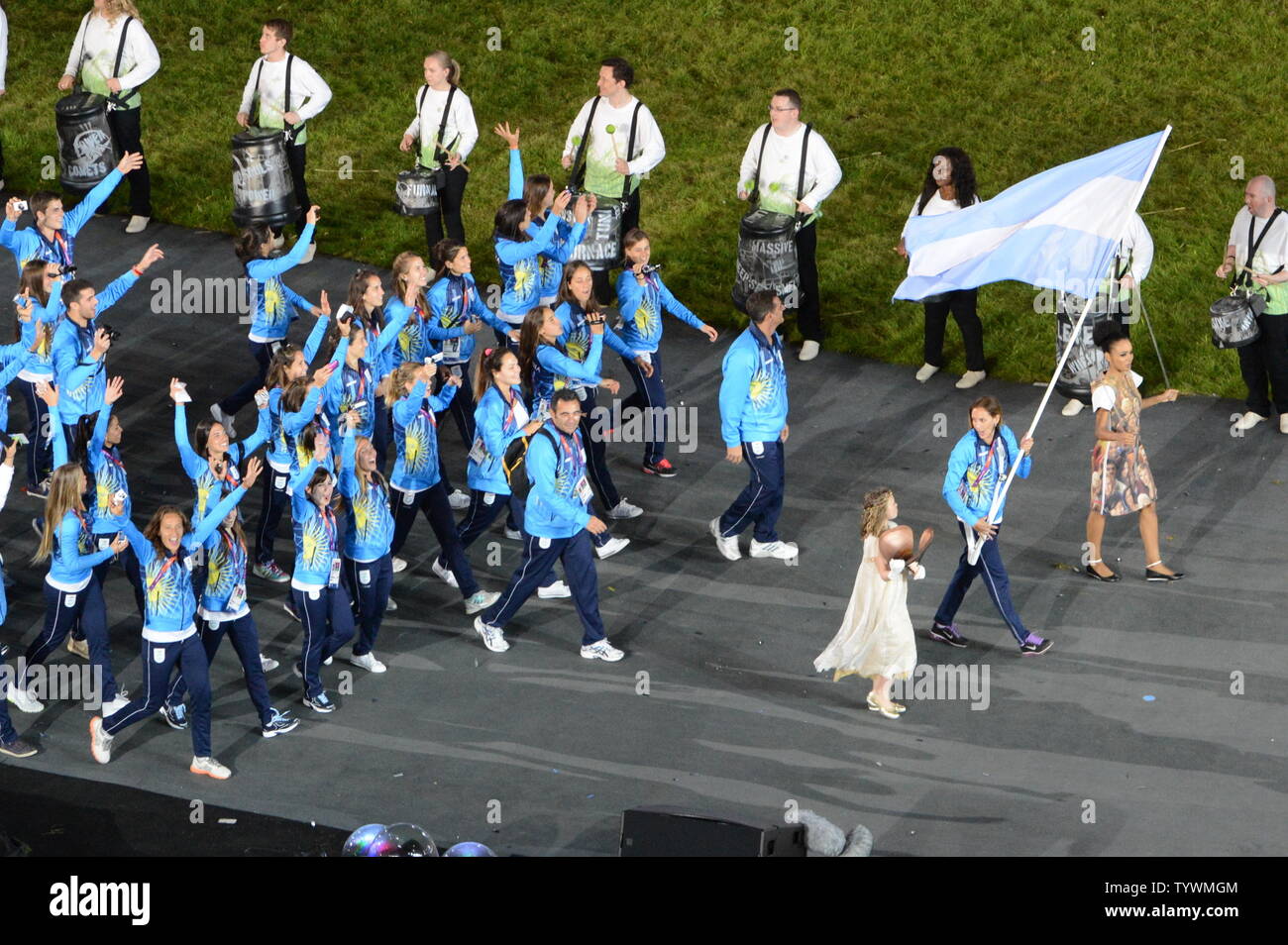 Luciana Aymar Lleva La Bandera Argentina Como Ella Conduce A Su Pais En El Desfile De Las Naciones Durante La Ceremonia De Apertura De Los Juegos Olimpicos De Londres 2012 En Julio