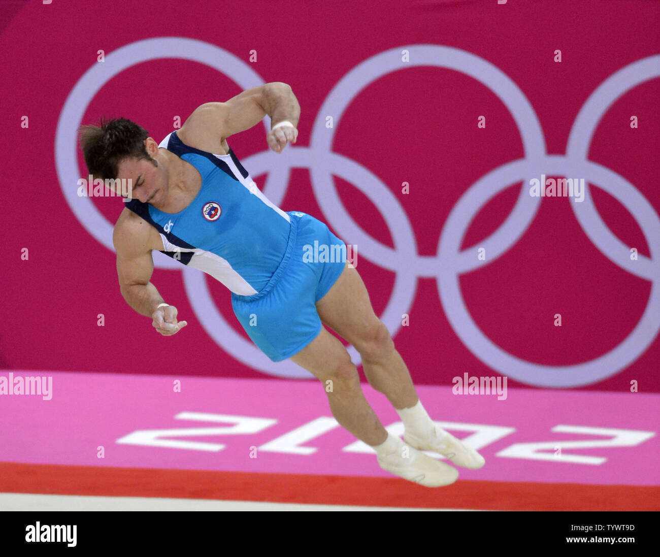 El gimnasta chileno Tomás González Sepúlveda compite en el ejercicio del  piso durante el aparato final en el North Greenwich Arena en los Juegos  Olímpicos de 2012, 5 de agosto de 2012,