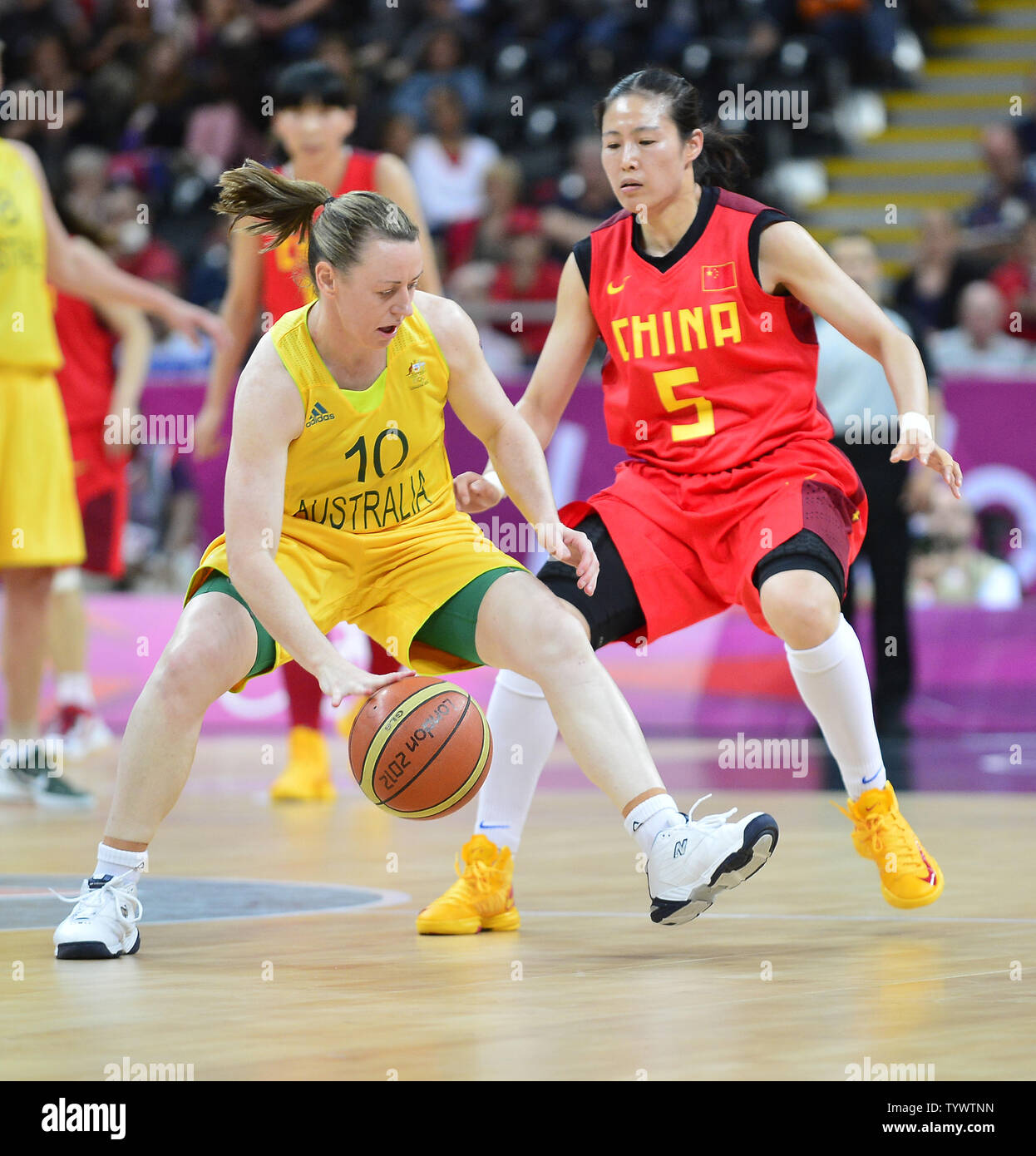 Kristi Harrower (10) de Australia mueve el balón contra Xiaoyun canción (5)  de China en los cuartos de final del baloncesto femenino en los Juegos  Olímpicos de Londres 2012, el 7 de