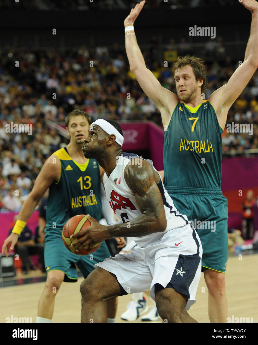 Estados Unidos' Lebron James (C) impulsa a la canasta contra Australlia Joe  Ingles (R) y David Andersen durante el USA-Australia masculino de baloncesto  de los cuartos de final de la competencia en