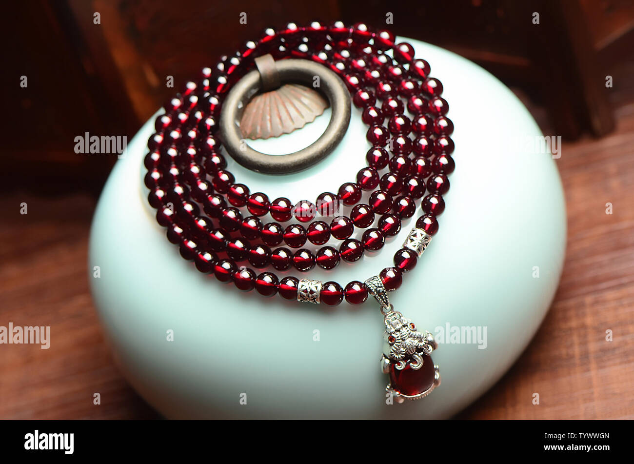 Colgante Pixiu garnet Crystal Bracelet Collar Cadena lana Foto de stock