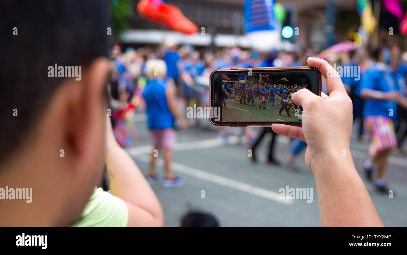 La mano es la celebración de Smart Phone y toma de fotografía en Manchester Día 2019 Espectáculo de calle. Foto de stock
