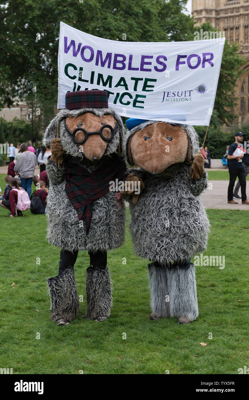 rango obra maestra Dispensación Los manifestantes ambientales disfraces mantenga una pancarta diciendo  Wombles por la justicia climática durante la manifestación.Las  manifestantes se reunieron alrededor de Westminster para presionar a los  políticos y les dicen que las