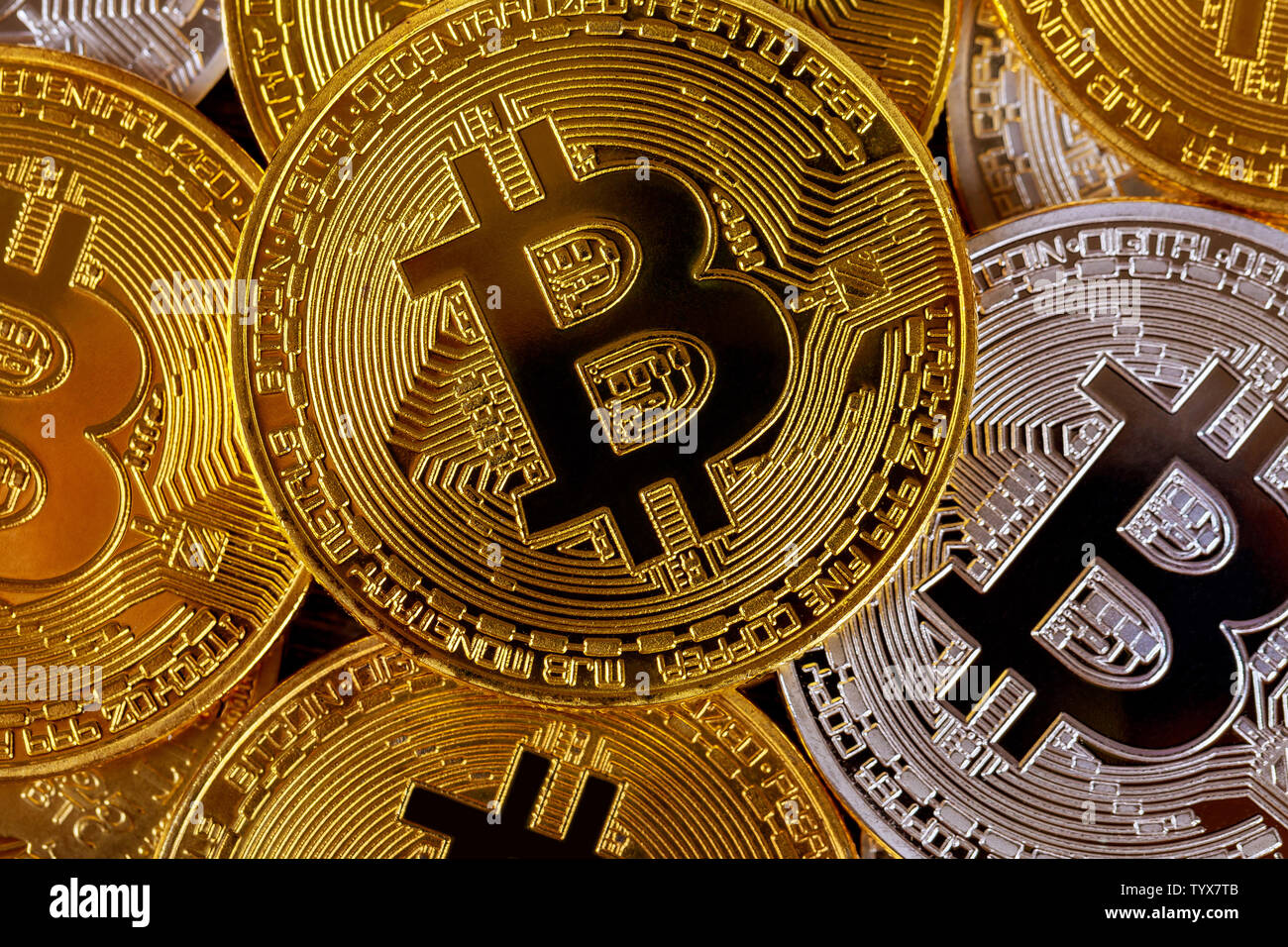 Muchos golden bitcoins. Concepto Cryptocurrency y dinero virtual. Monedas con brillante símbolo bitcoin Foto de stock