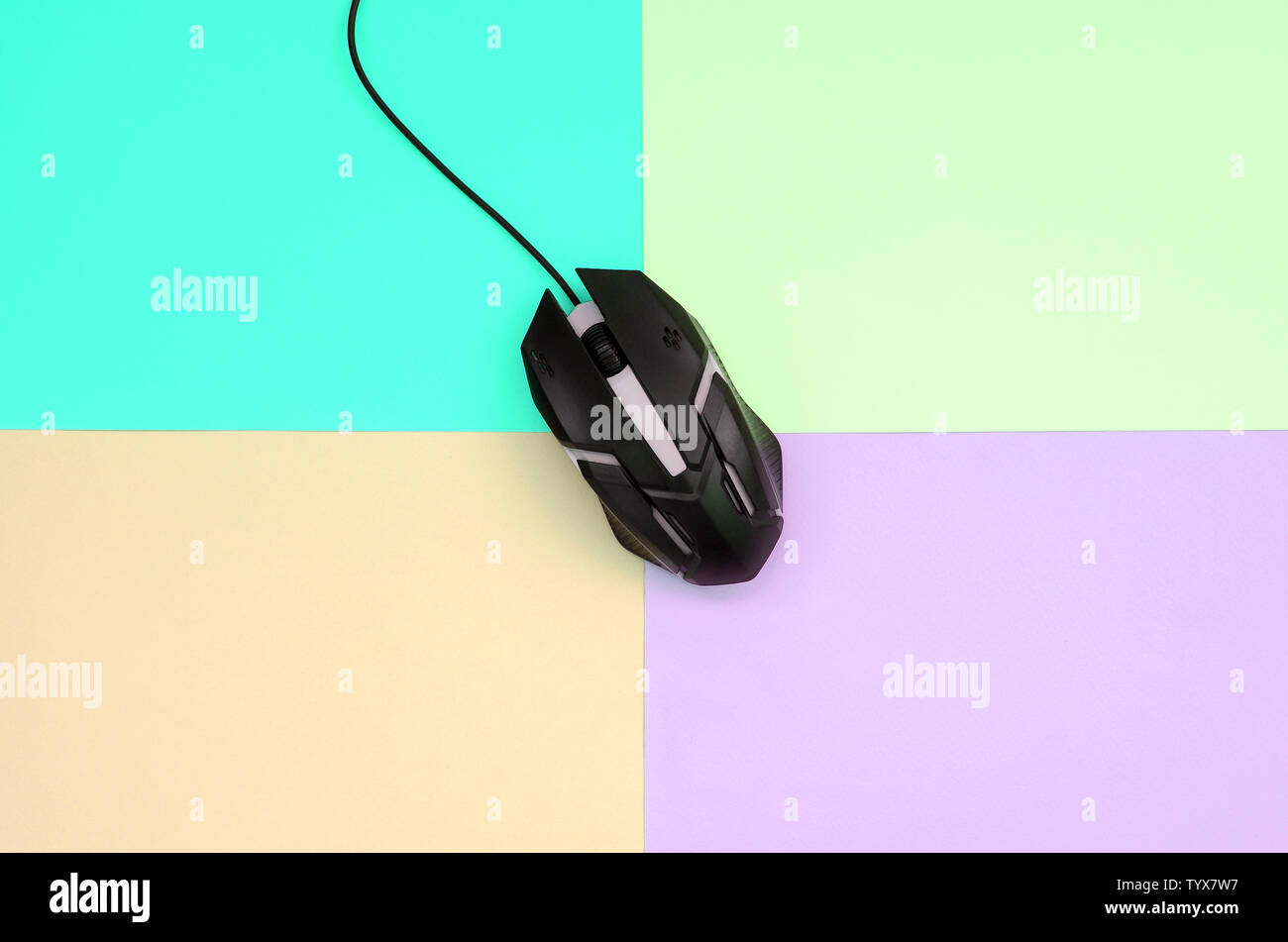 Gaming mouse óptico se encuentra entre las zonas de diferentes colores. Dispositivo para cybersport y juegos de video en línea. Sentar plana mínima. Vista superior Foto de stock