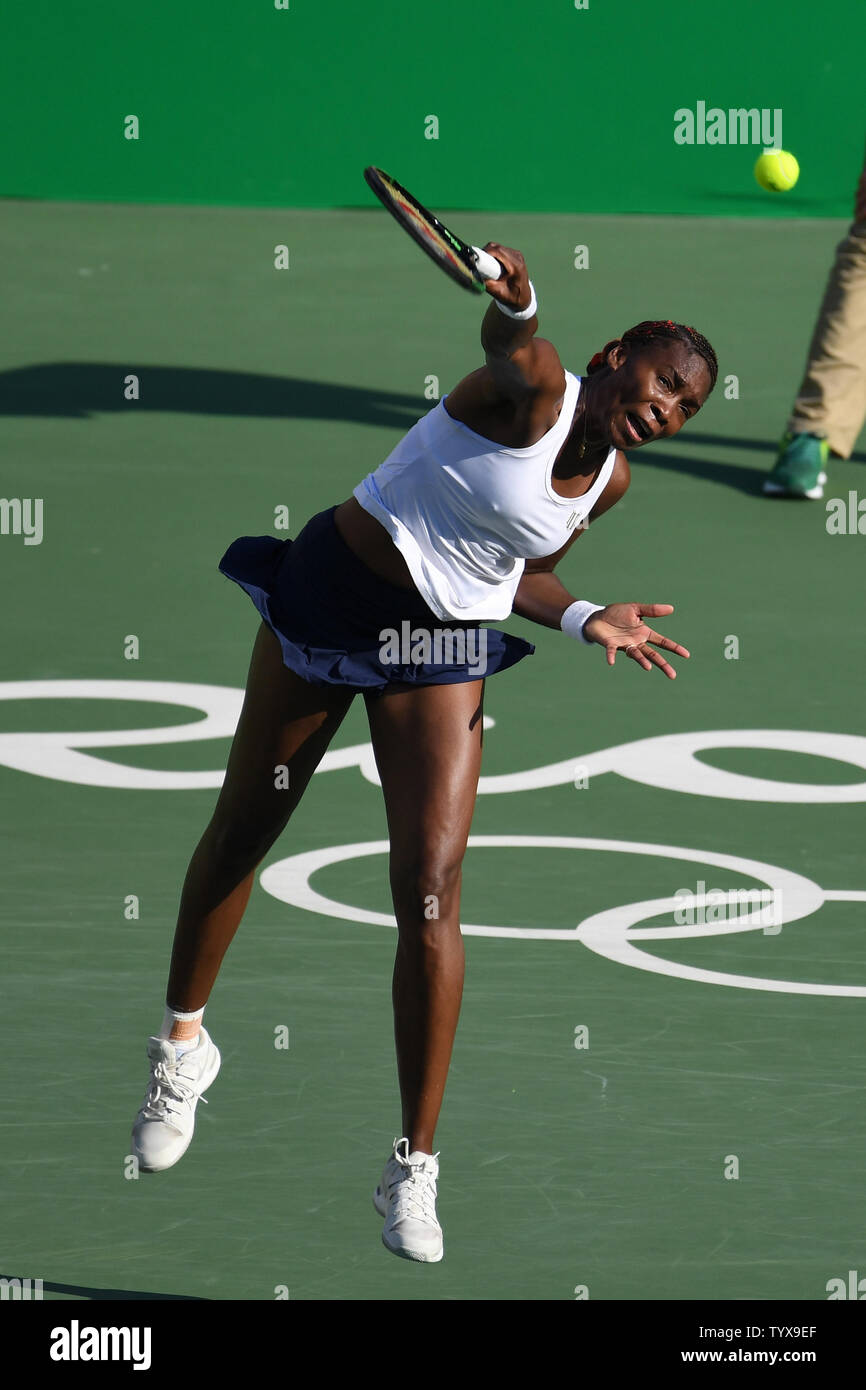 Venus Williams de los Estados Unidos sirve durante la medalla de oro en  dobles mixtos en los Juegos Olímpicos partido de tenis Tennis Stadium en el  2016 Juegos Olímpicos de Verano de