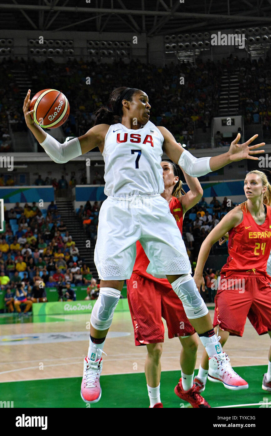 Maya Moore (7) de Estados Unidos rebota contra España el baloncesto  femenino durante el juego por la medalla de oro en la arena Carioca 1 en  los 2016 Juegos Olímpicos de Verano