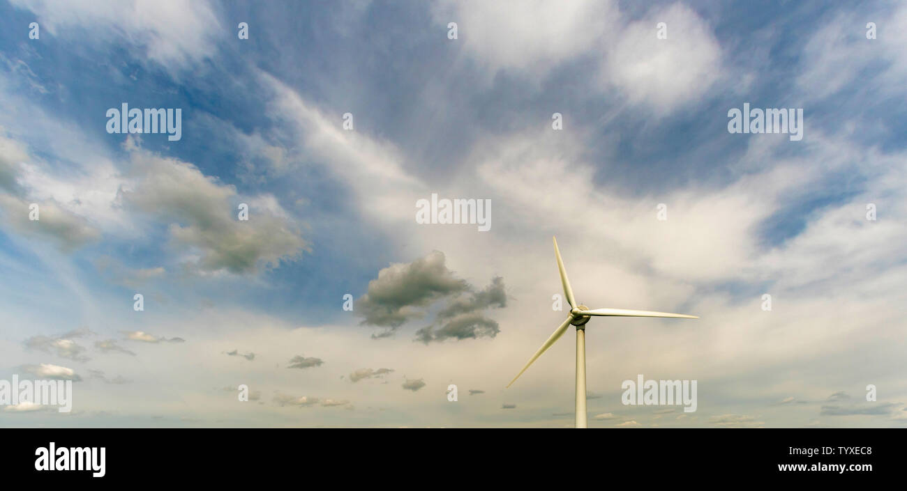 Las paletas de las turbinas eólicas con extensión del cielo Foto de stock