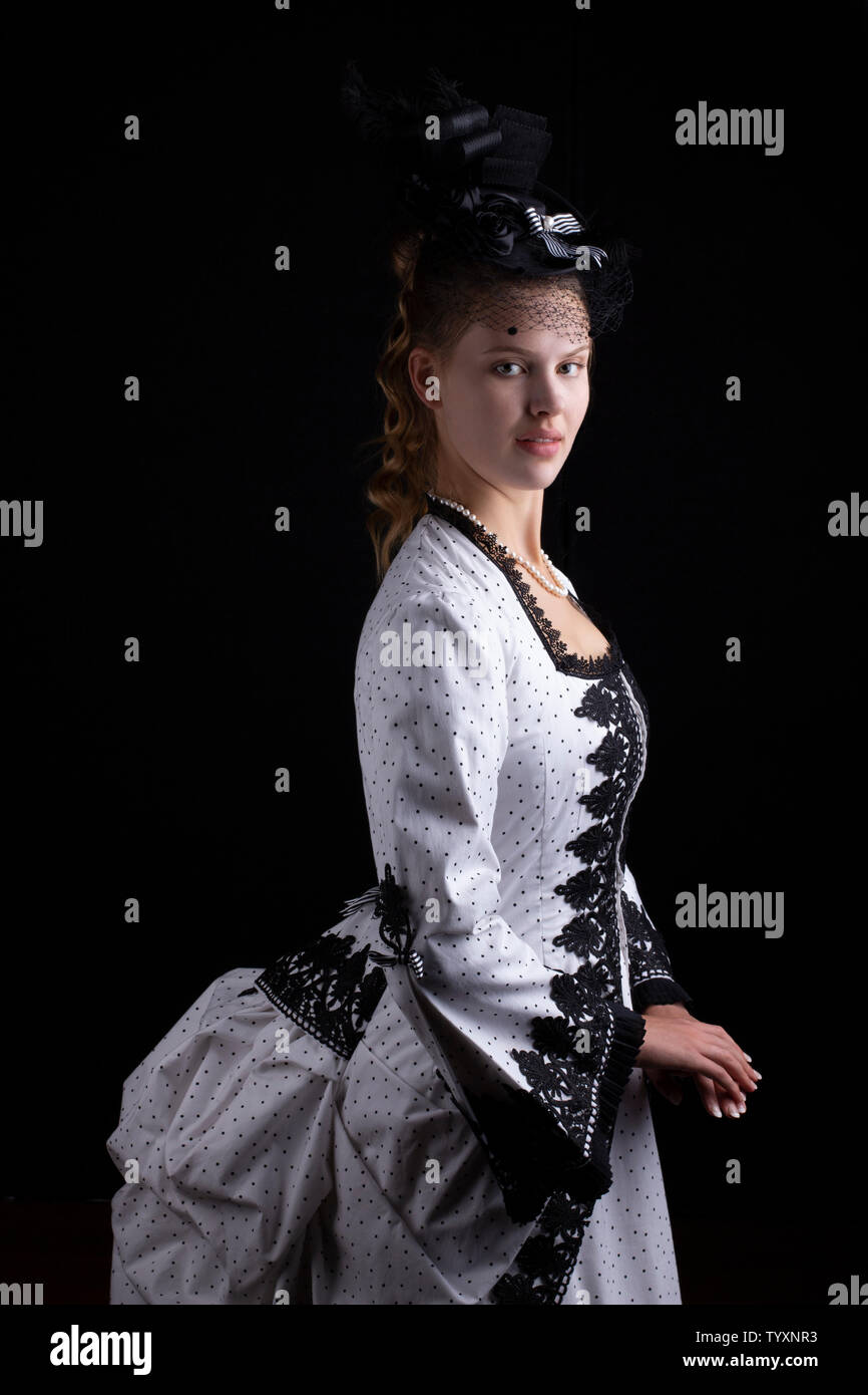 Mujer victoriana en el bullicio vestido de blanco y negro Foto de stock