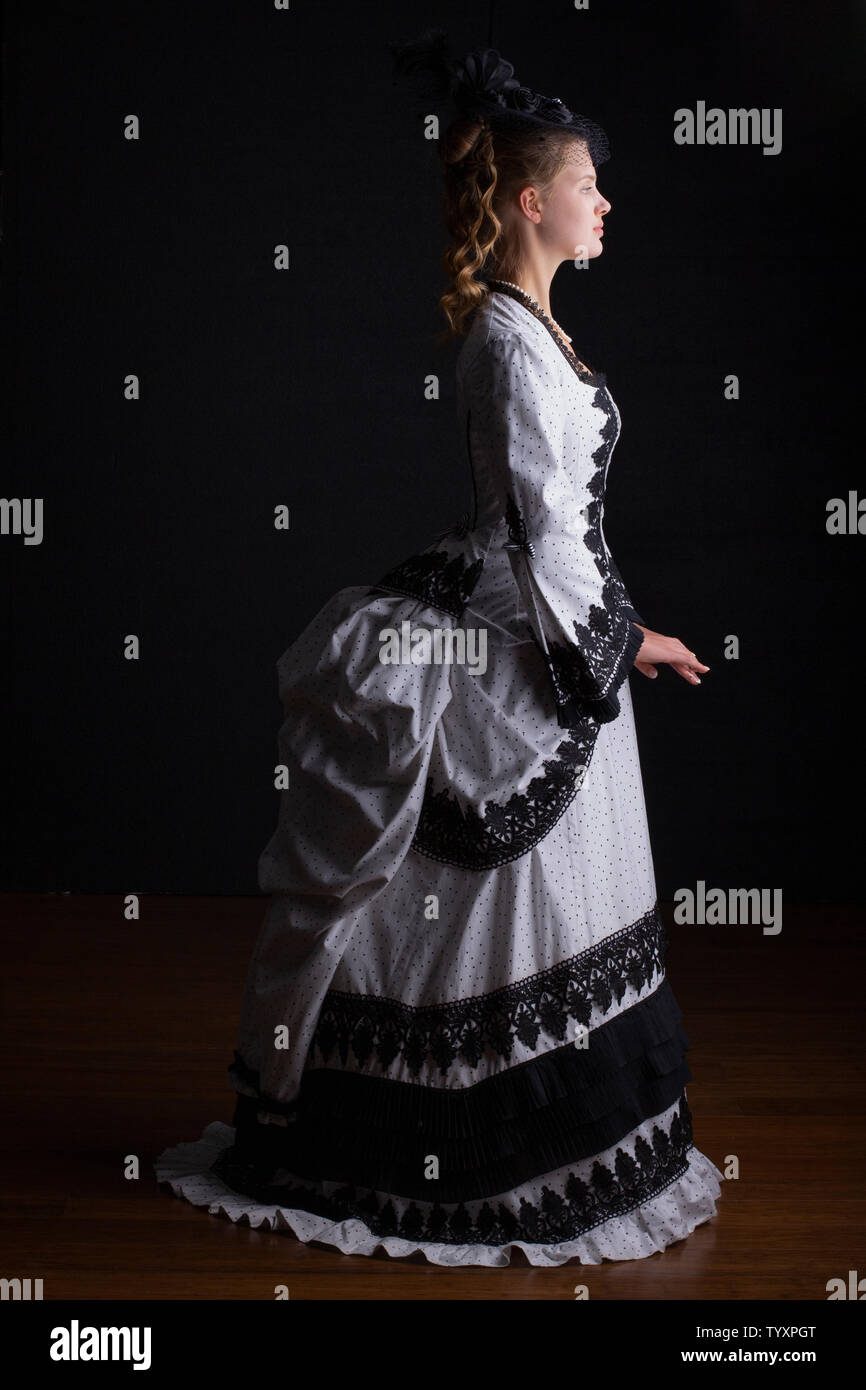 Mujer victoriana en el bullicio vestido de blanco y negro Foto de stock