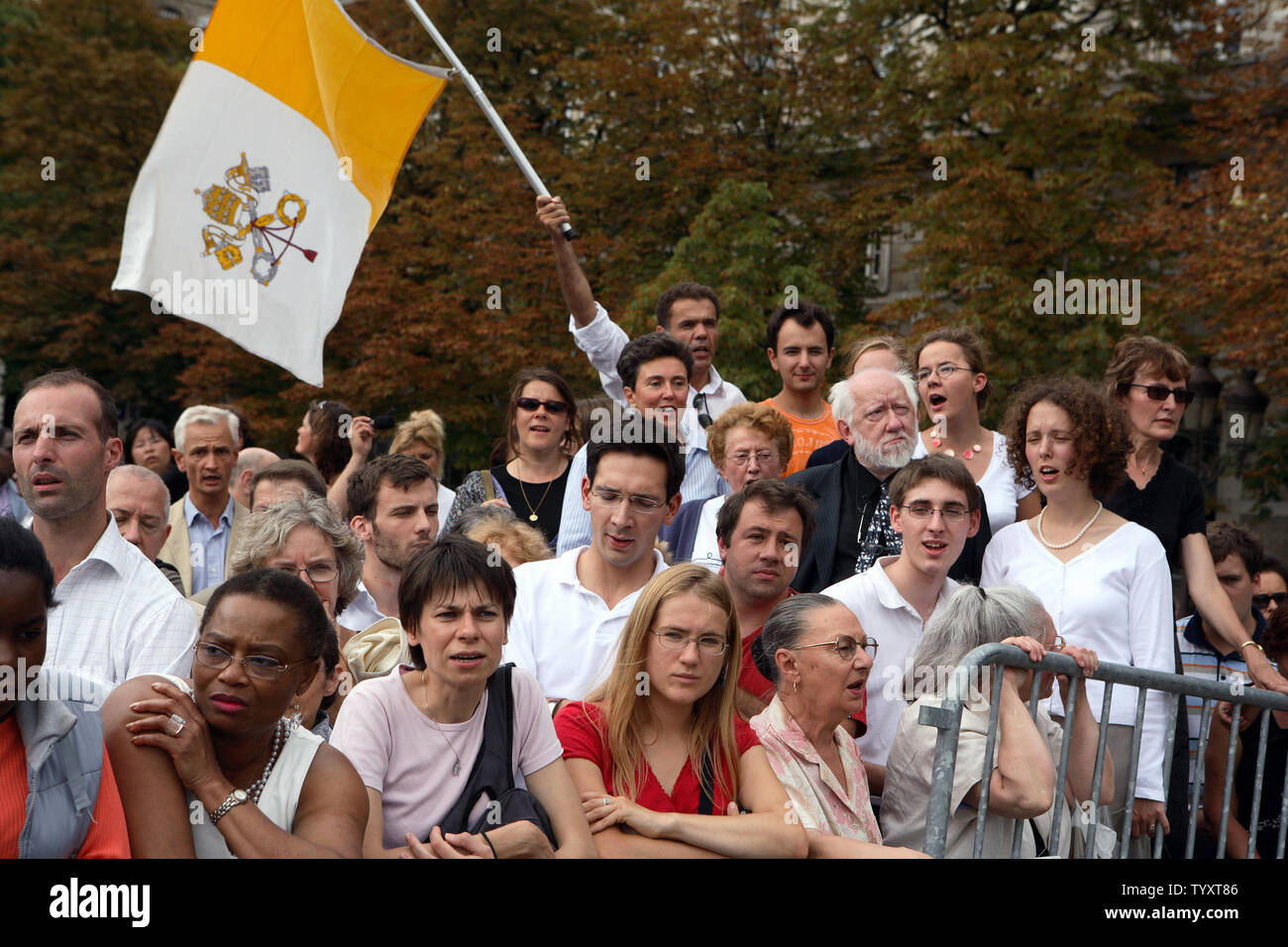 Los parisinos asistir a la inauguración de una nueva placa de calle en la plaza de la catedral de Notre Dame en el centro de París, 3 de septiembre de 2006, durante una ceremonia para cambiar el nombre de la explanada tras el difunto Papa Juan Pablo II. La decisión fue votada por el consejo de París en junio, y requiere una dispensa de la regla general de que la ciudad debe pasar cinco años después de la muerte de personalidades antes de lugares públicos están nombrados después de ellos. (UPI foto/William Alix) Foto de stock