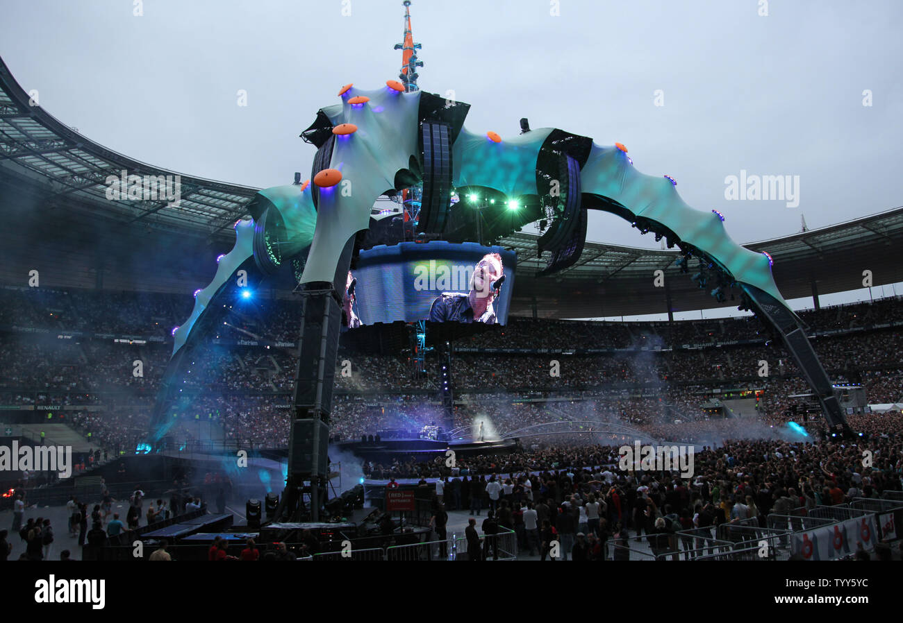 El Cantante Bono En Visto En Una Pantalla Gigante Sobre El Escenario Como El Realiza En