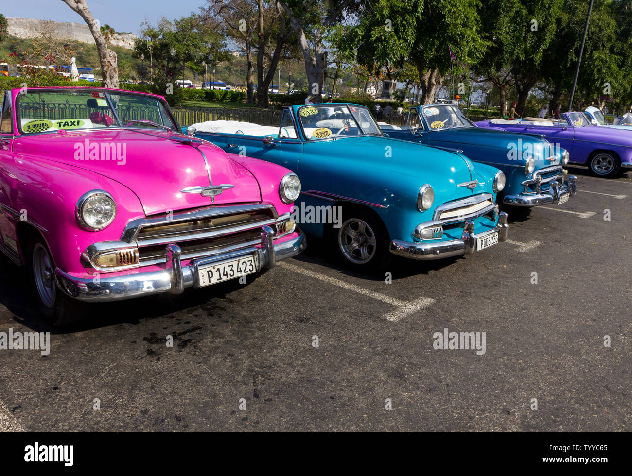 Fila de colores brillantes classic car taxis en La Habana, Cuba Foto de stock