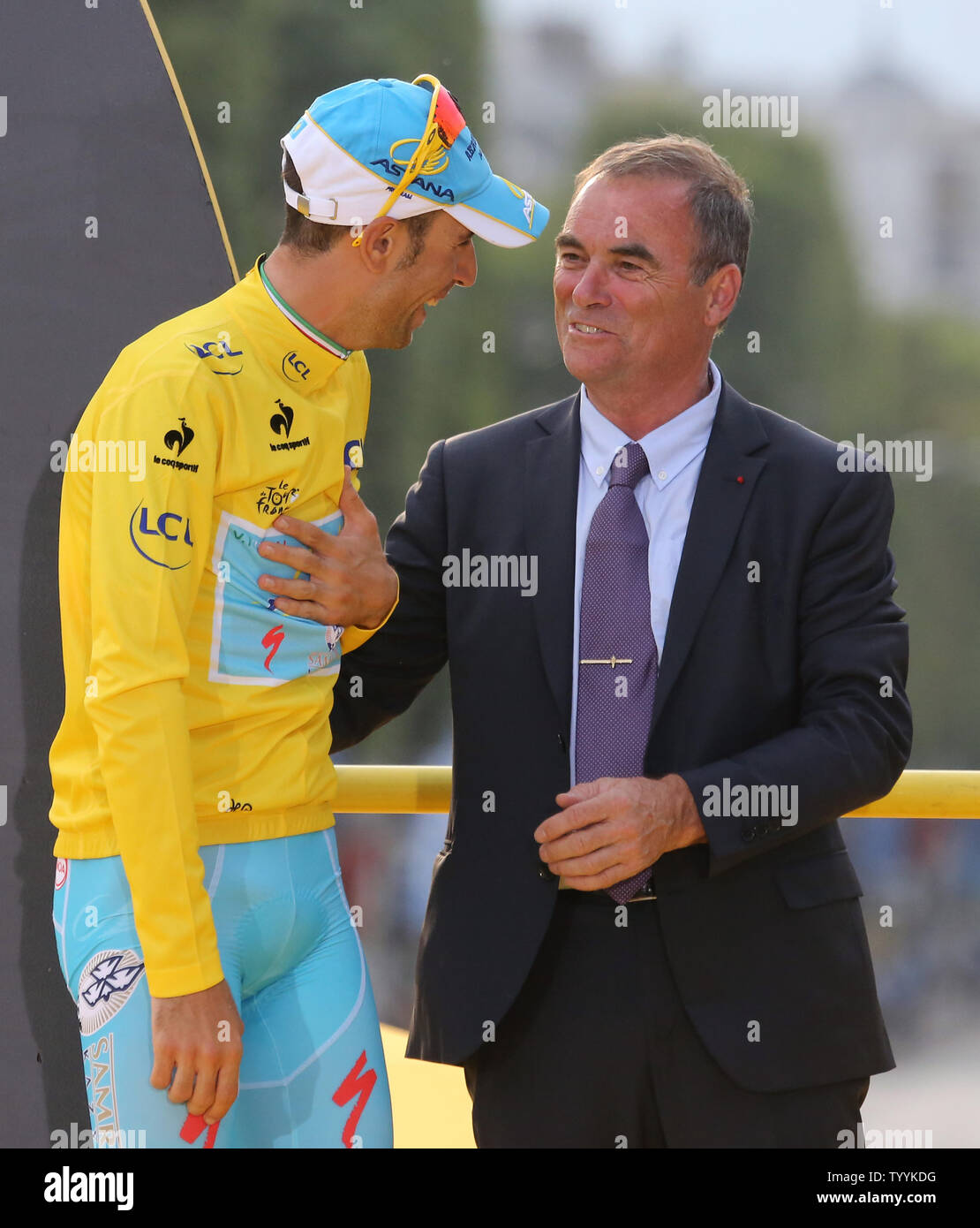 Vincenzo Nibali de Italia (L) comparte una risa con el cinco veces
